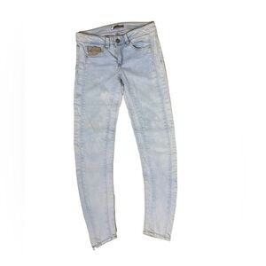 ⭐️ NWT Pull & Bear Light Wash Banana low-waist Jeans- size EUR 36